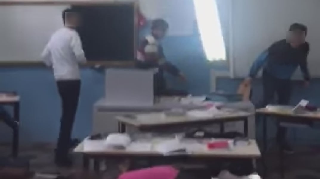 Salerno, cade la plafoniera dal soffitto del liceo: il video fa il giro del web
