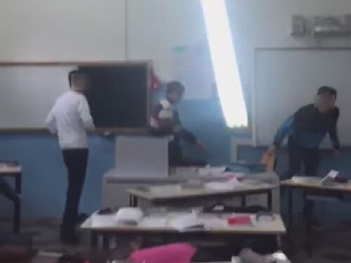 Salerno, cade la plafoniera dal soffitto del liceo: il video fa il giro del web