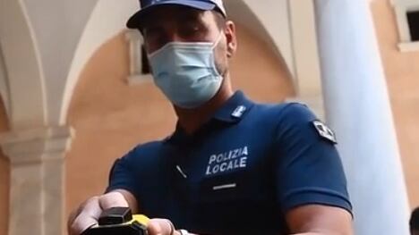 La "pistola-lazo" ai vigili di Genova: ecco come funziona