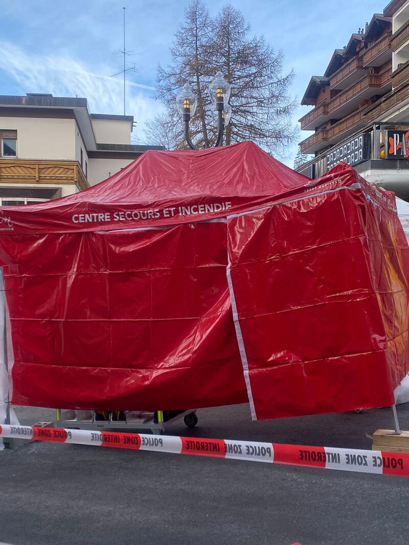 Crans-Montana, candele e lumini rossi sul luogo della strage 4