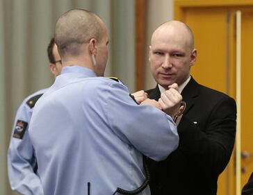 E Breivik in aula fa il saluto nazista 2