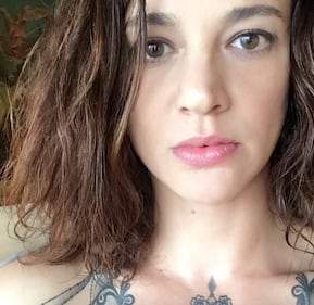 Asia Argento sexy in bikini a righe 9