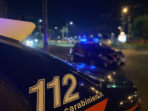 Choc a Milano, reagisce a una rapina e viene accoltellato: grave un 24enne