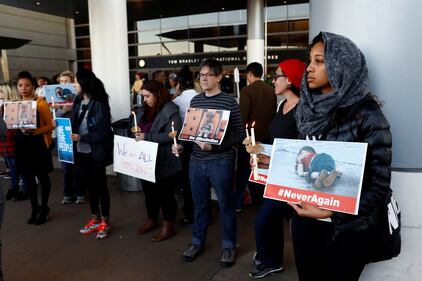 Proteste negli aeroporti contro Trump: "No al bando dei musulmani" 15