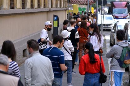 Gente accalcata ai mercati aperti a Milano in pieno coronavirus 6