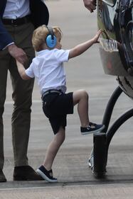 Che capricci, principe George! Tutte le foto alla base militare della Raf e dello "scivolone" sexy di Kate 19