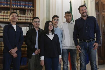 Il ministro degli interni incontra i 5 studenti e i 12 carabinieri coinvolti nel dirottamento dello scuolabus 3