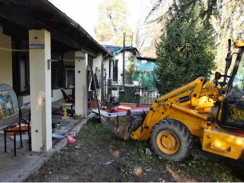 Abbattuta una villetta irregolare in via Ponti