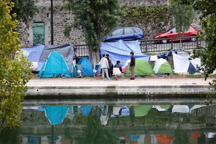Parigi invasa dai migranti 5