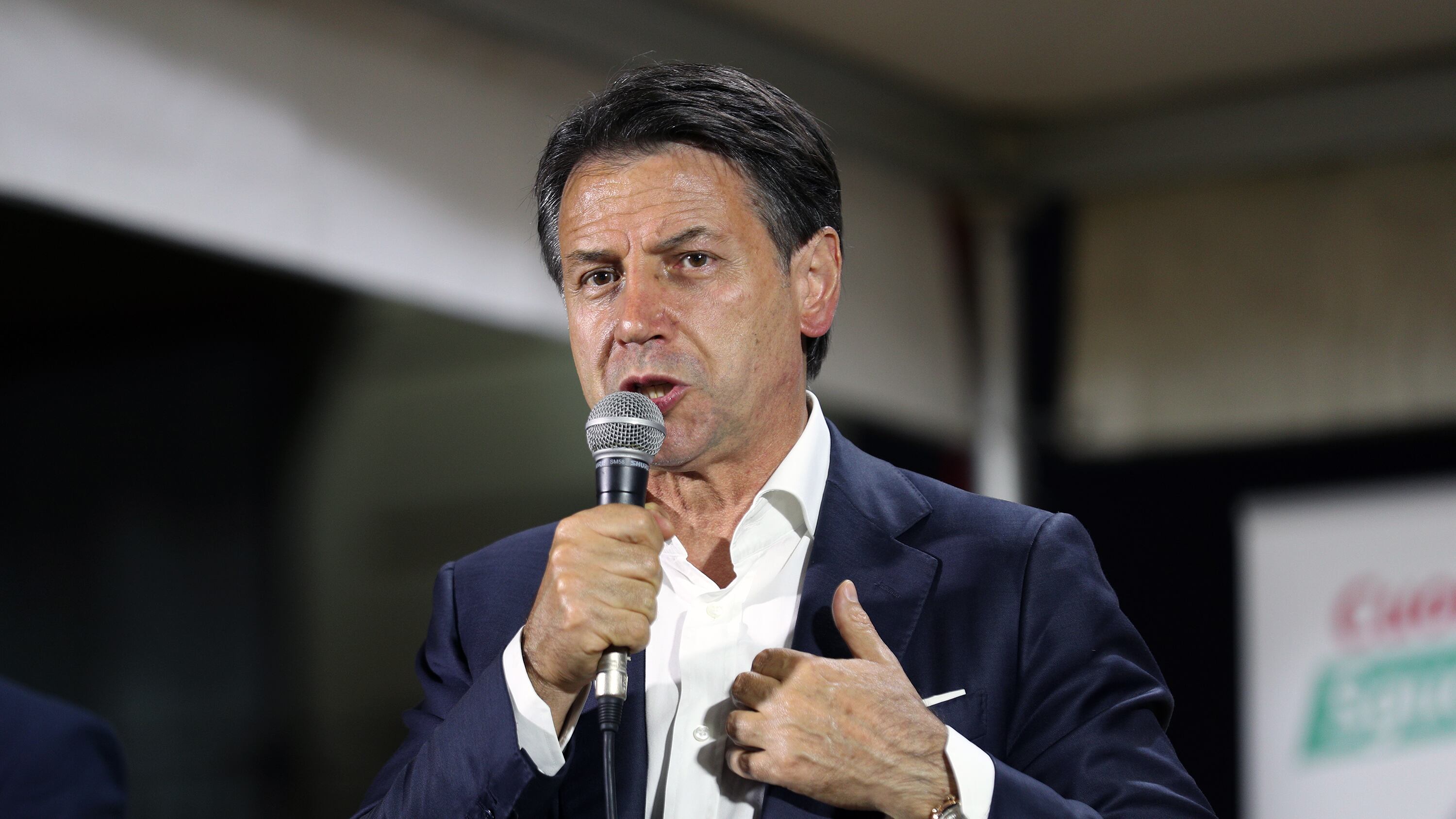 L'ultima dei 5S: "Berlusconi si è ritirato? Merito di Conte"