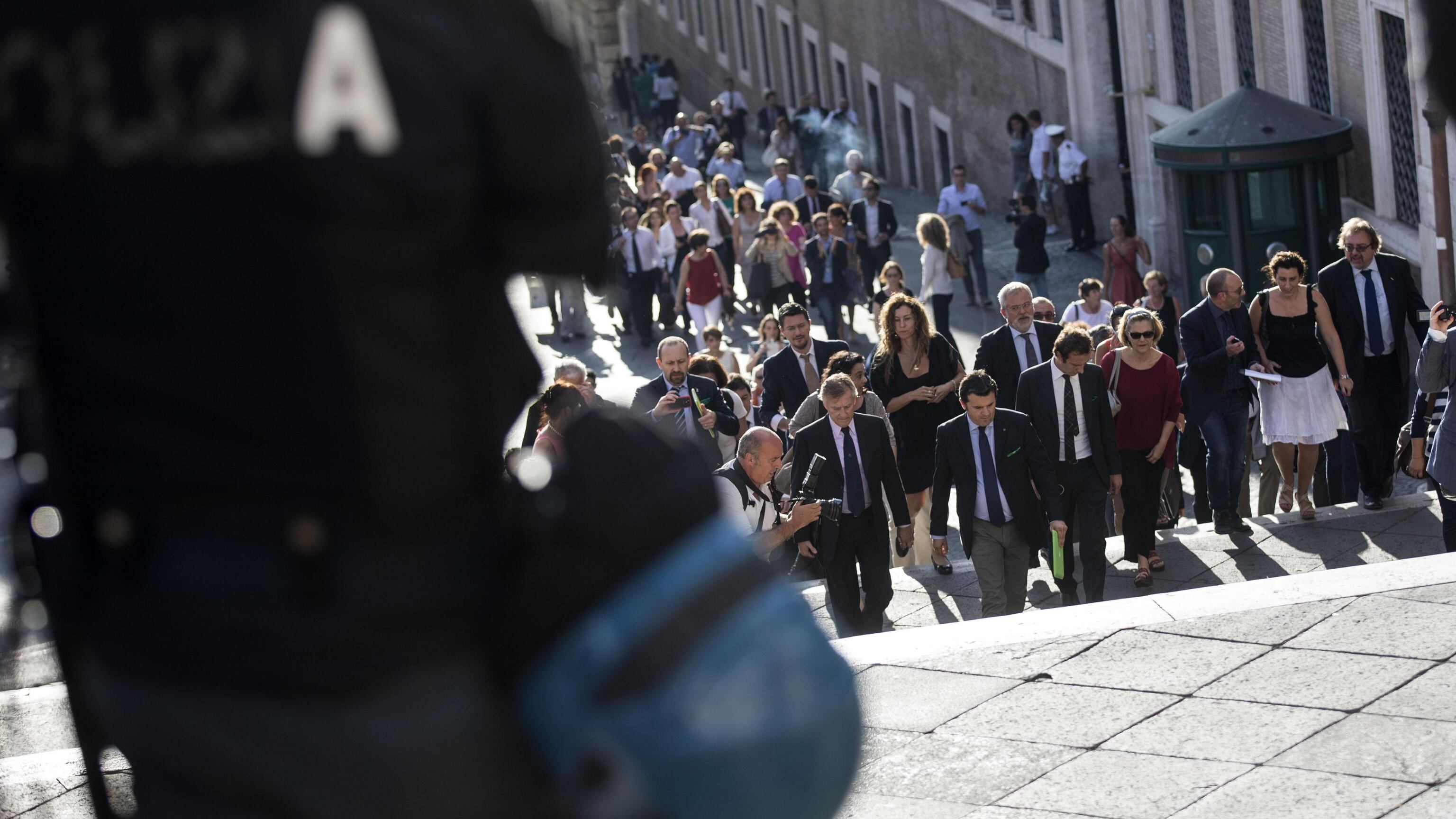 Politici in piazza. A casa mai?