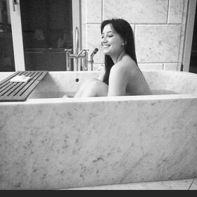 Daisy Lowe: fisico hot e nudo in terrazza a Cannes per la modella 7