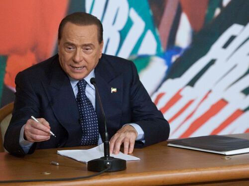 Berlusconi sente aria di crisi: "Premier ormai impantanato"