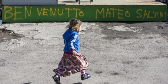 Salvini fra le baracche dei rom: "Da incivili vivere in un campo" 6