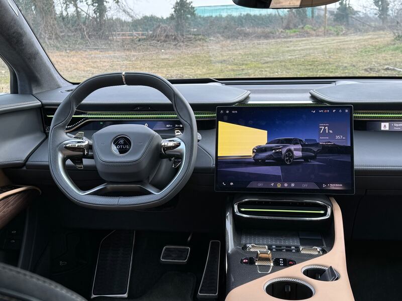 Lotus Eletre: guarda la gallery del nuovo suv elettrico anglo-cinese da 612 CV 17