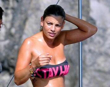 Emma Marrone sexy in camera da letto 27
