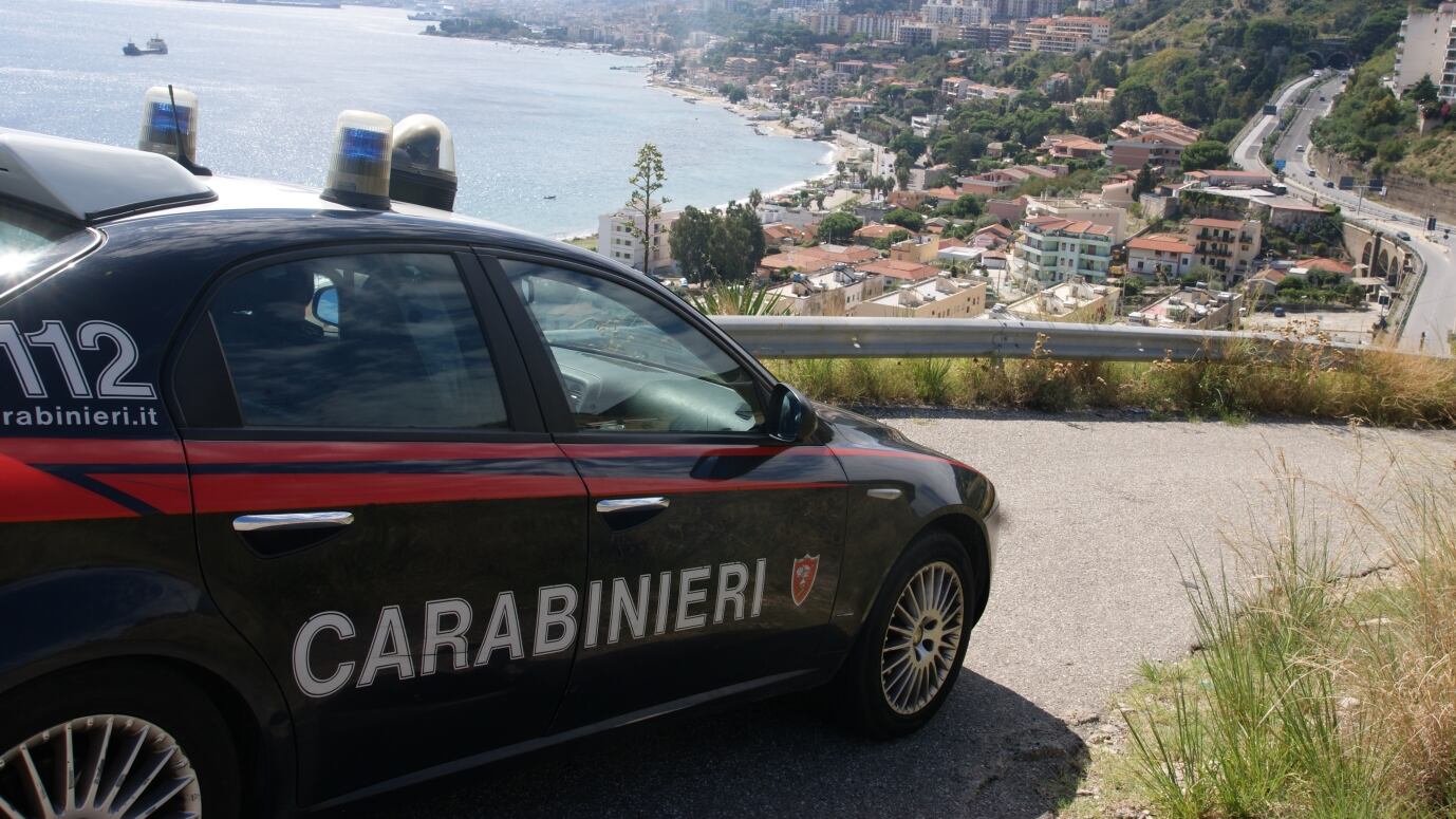 Litigano in strada, poi aggrediscono i carabinieri: arrestati due fratelli