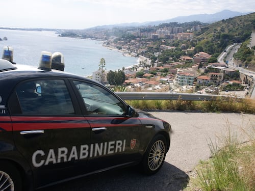 Litigano in strada, poi aggrediscono i carabinieri: arrestati due fratelli