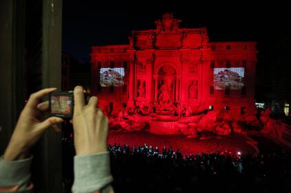 La Fontana di Trevi si tinge di rosso per i martiri cristiani 1