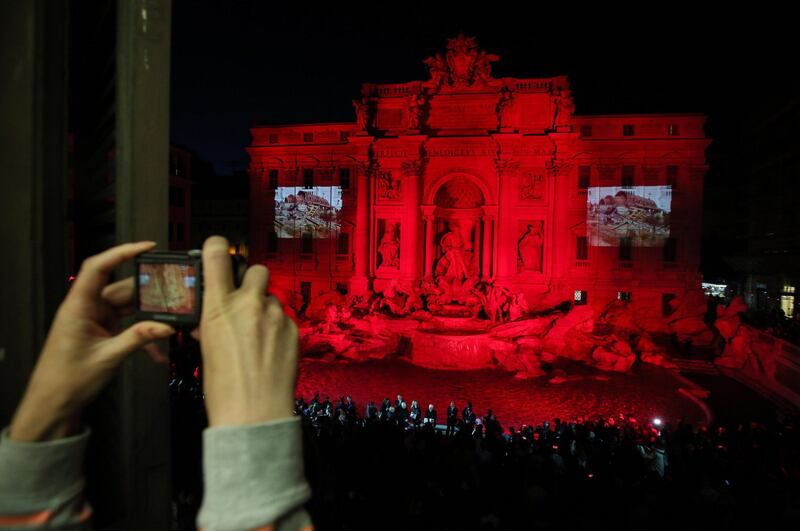 La Fontana di Trevi si tinge di rosso per i martiri cristiani 1