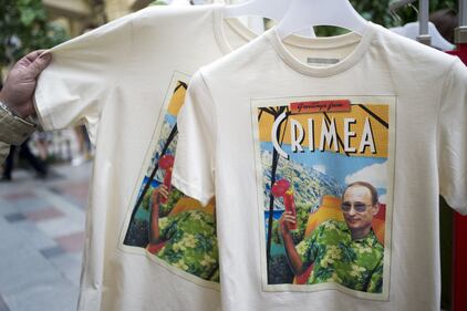 Putin conquistatore della Crimea: le t-shirt vanno a ruba 1