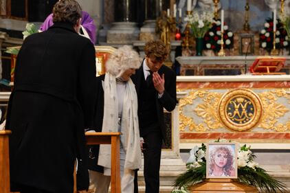 Applausi, lacrime e messagi d'affetto: i funerali di Eleonora Giorgi a Roma 3