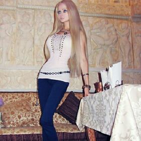 Valeria Lukyanova, modella ucraina: "Vorrei vivere solo di aria e sole" 10