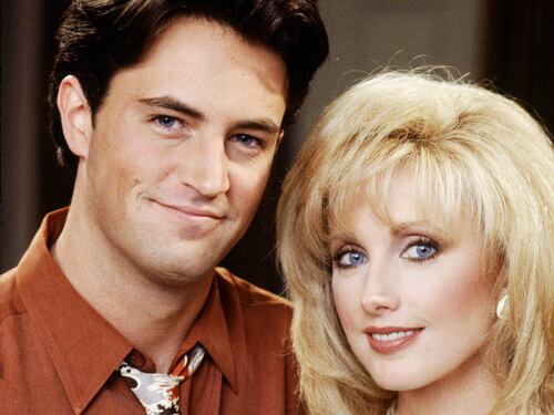 Dal successo di Friends al tunnel delle dipendenze: la carriera di Matthew Perry