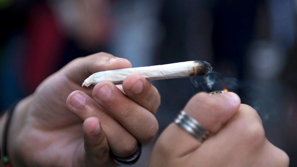 Studenti fumano spinelli a scuola Il prof chiama la polizia: picchiato