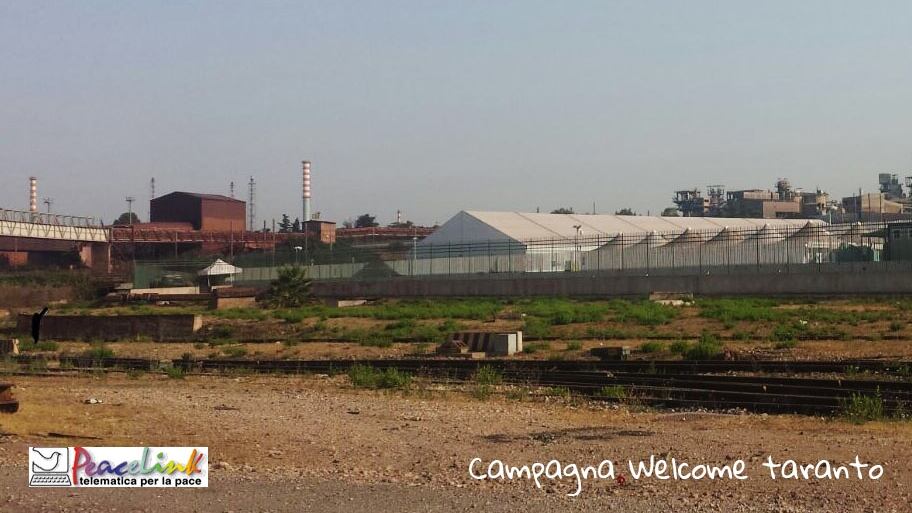 Hotspost di Taranto all'ombra dell'Ilva, la protesta dei migranti