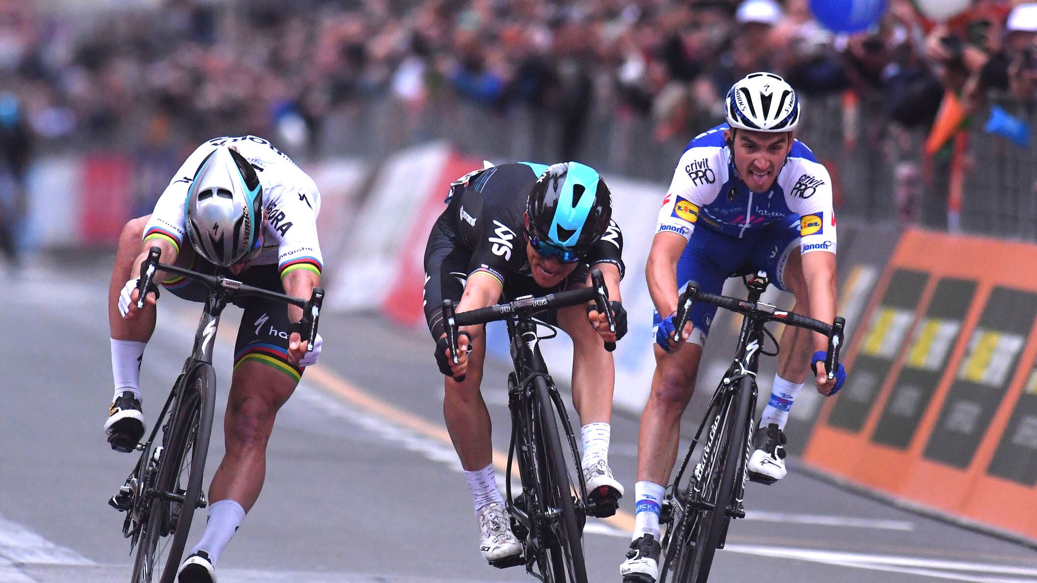 Sagan accende Sanremo ma si spegne in volata E Kwiatkowski lo beffa
