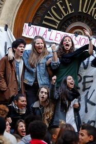 Parigi, liceali insorgono contro l'espulsione di una kosovara 5