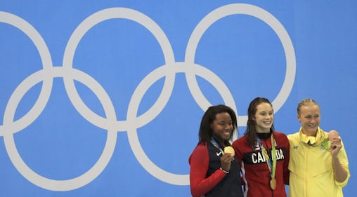 Simone Manuel fa la storia: prima afroamericana a vincere l'oro nel nuoto. Le lacrime di gioia 23