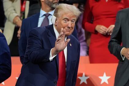 Trump accolto come un re alla convention di Milwaukee. E spuntano le t-shirt "a prova di proiettile" 1