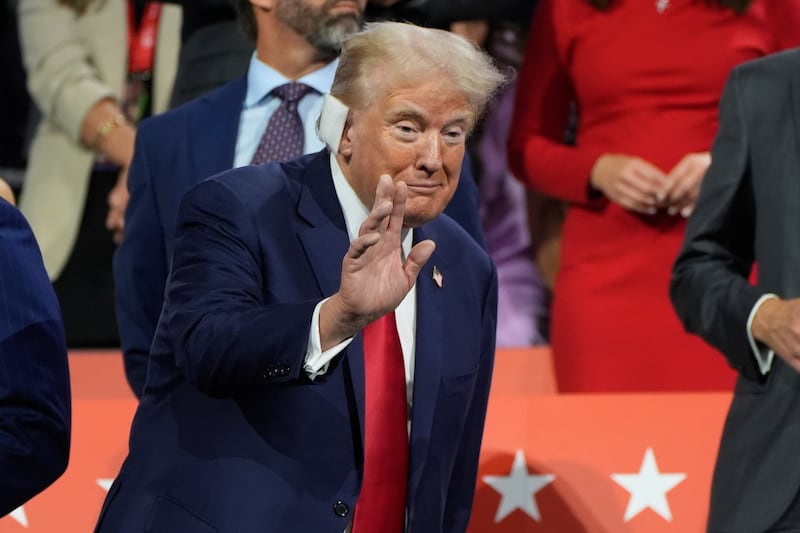 Trump accolto come un re alla convention di Milwaukee. E spuntano le t-shirt "a prova di proiettile" 1