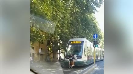 Degrado a Roma, in due viaggiano appesi al paraurti del tram