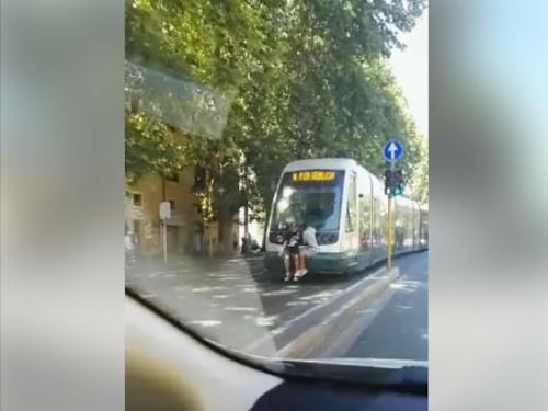 Degrado a Roma, in due viaggiano appesi al paraurti del tram
