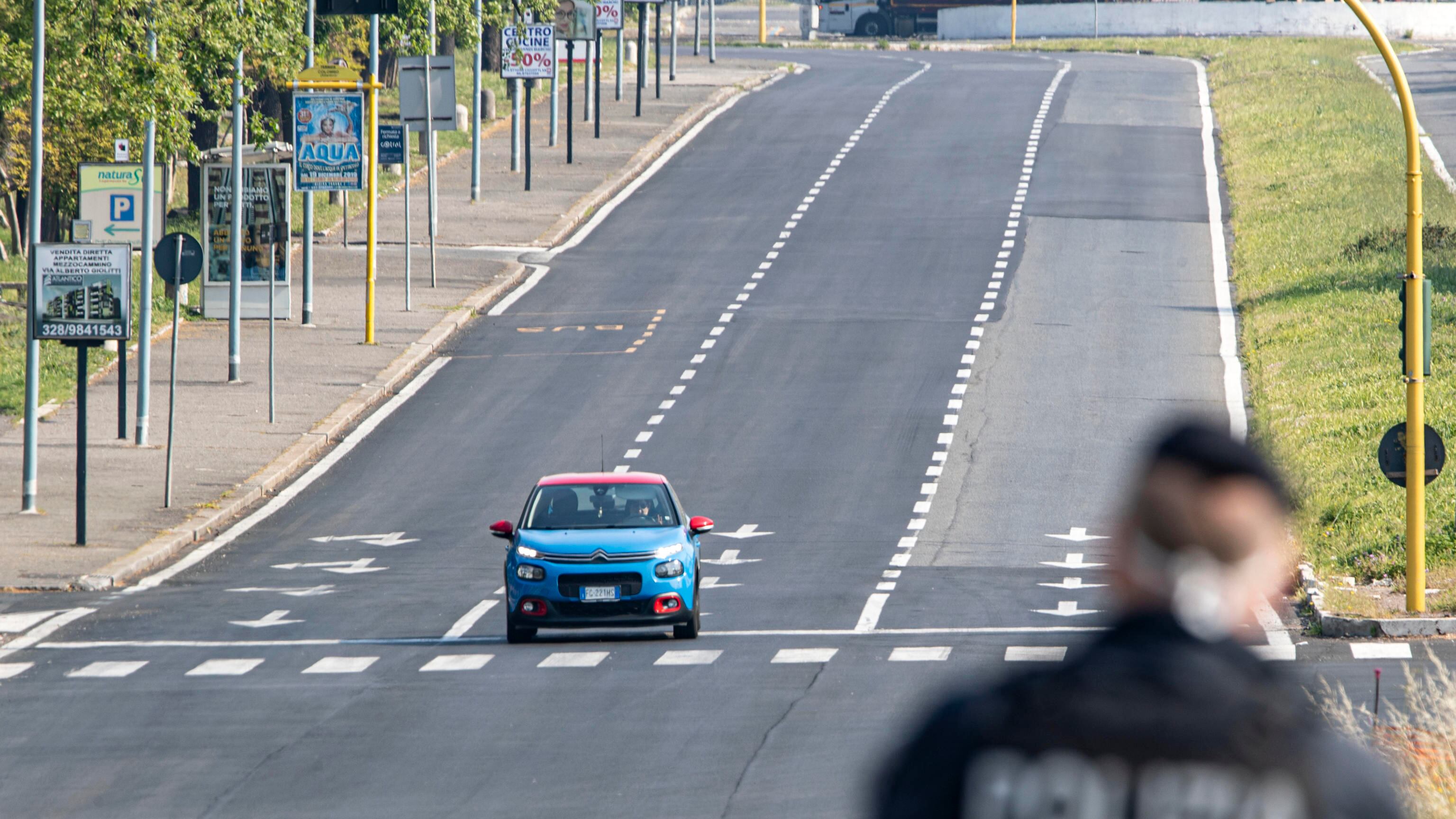 Pavia, quattro 16enni su un'auto rubata non si fermano all'alt e si ribaltano