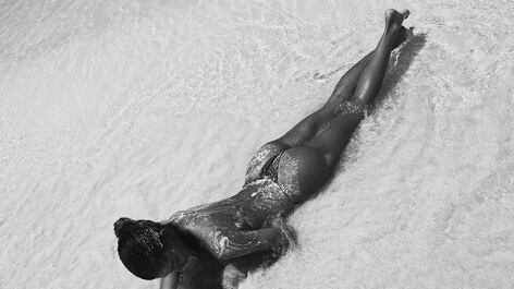 "Ti sei messa a vendere il cocco?". E la foto hot di Belen Rodriguez scatena gli haters