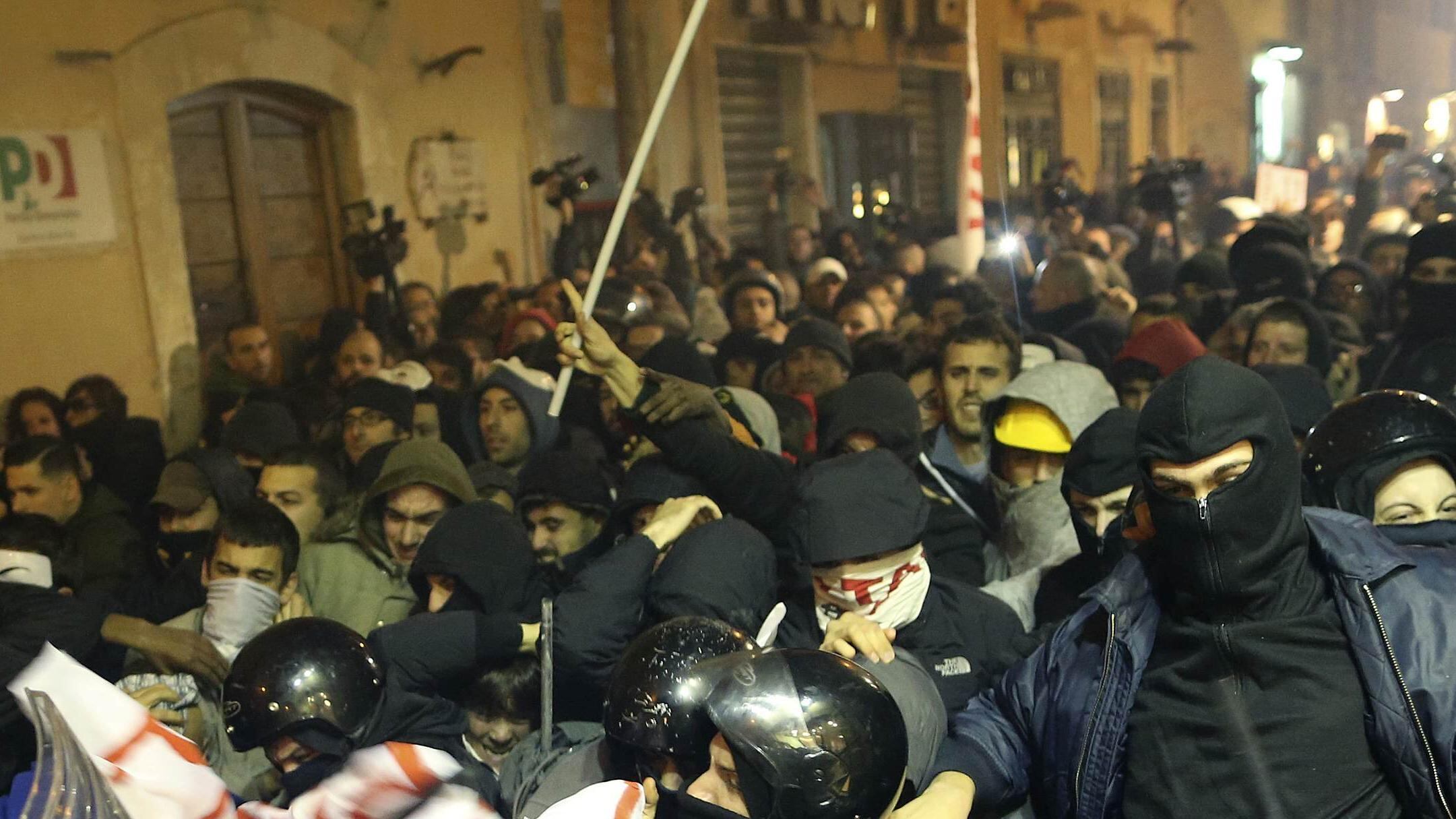 Italia-Francia, patto sulla Tav. A Roma guerriglia per strada