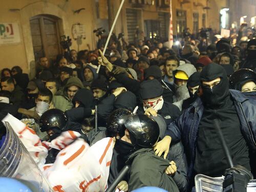 Italia-Francia, patto sulla Tav. A Roma guerriglia per strada