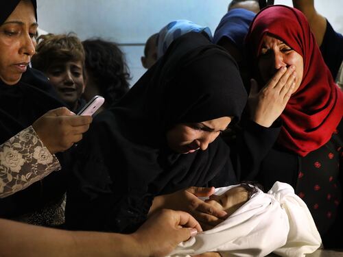 I funerali a Gaza di Leila, uccisa a otto mesi
