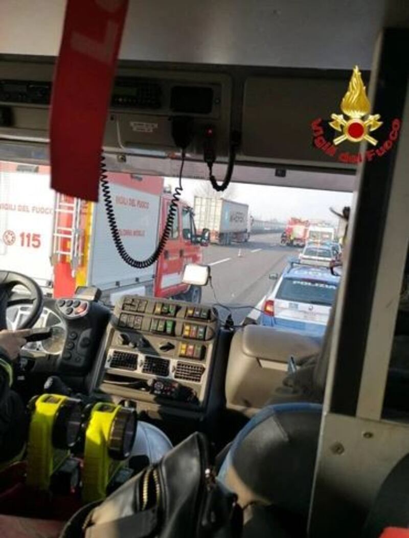 Tragico incidente sulla A1: vettura si incastra sotto un camion 2