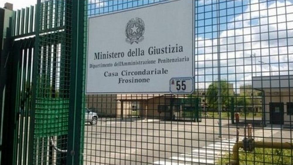 Detenuto minaccia agenti e spara contro 3 compagni di cella