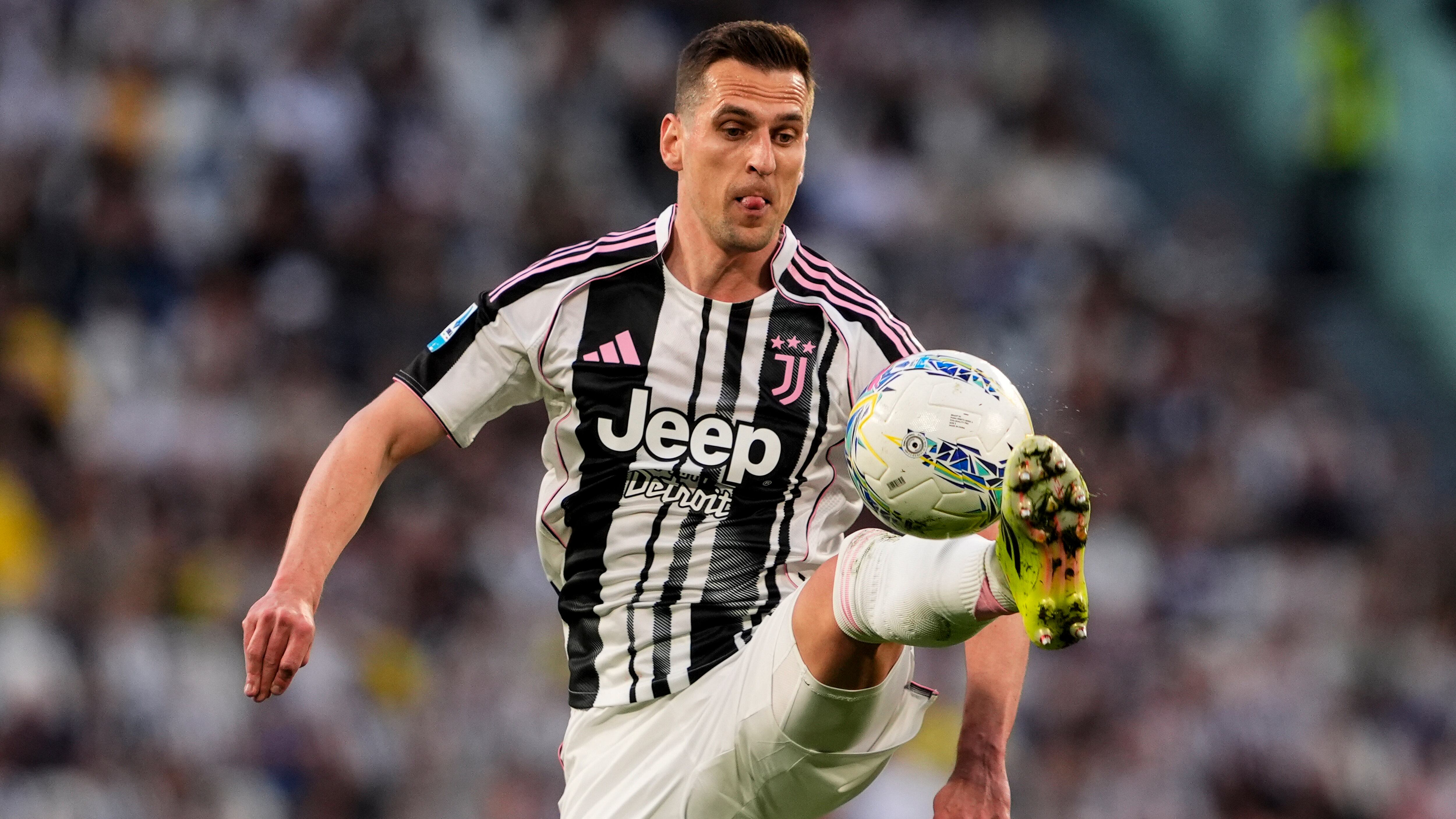 La Juve stende il Genoa 2-0: i bianconeri accorciano a meno uno dal Como