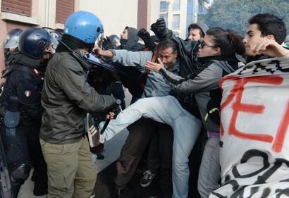 Renzi a Brescia: scontri tra polizia e antagonisti 7