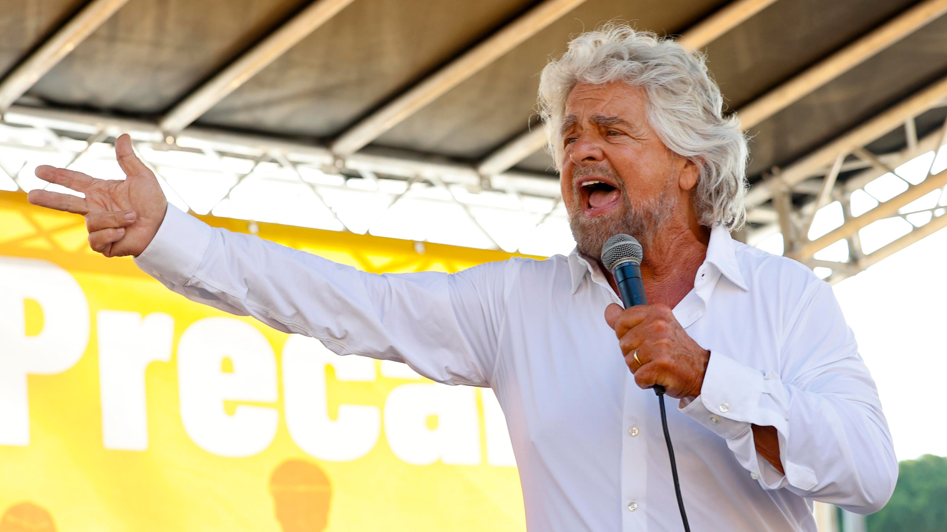 "Grillo ormai è patetico. Nemmeno lui sa più se è politico o comico"