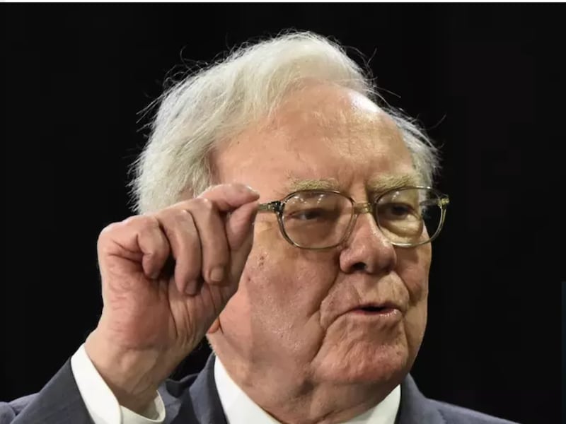 Warren Buffett passa il testimone dopo 60 anni: il figlio Howard alla guida del board di Berkshire