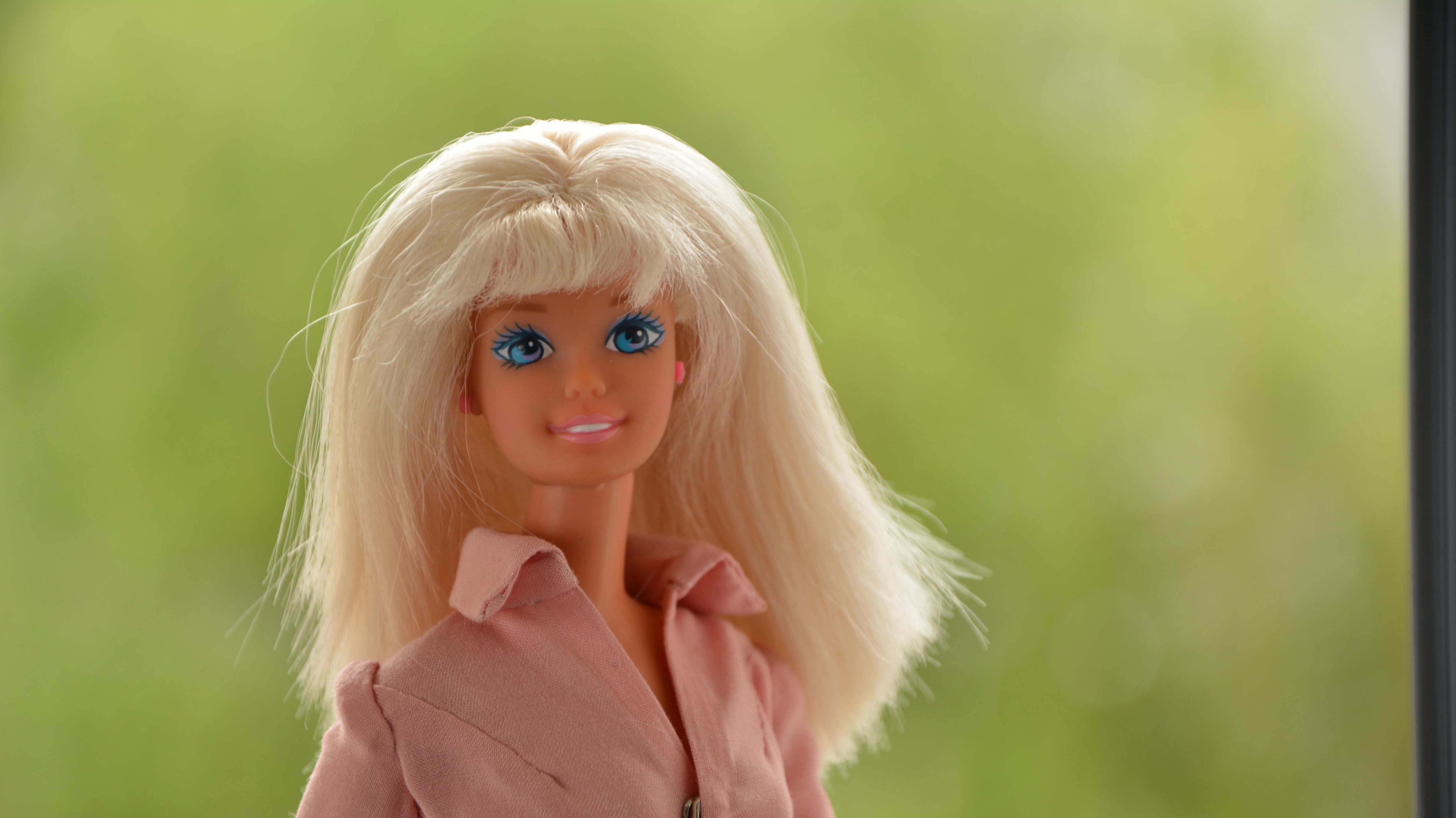 Espone Barbie nude in vetrina, scatta la maxi multa: "Offesa al pubblico decoro"