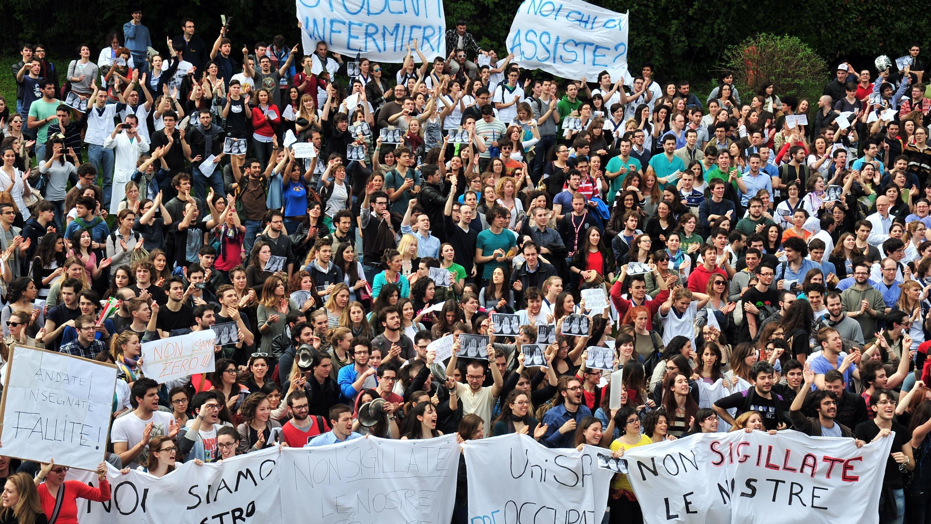 San Raffaele, la rivolta degli studenti
